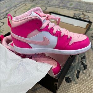 Nike Jordan 1 Mid (PS) never been worn, size 2.5, so cute for the school year!!
